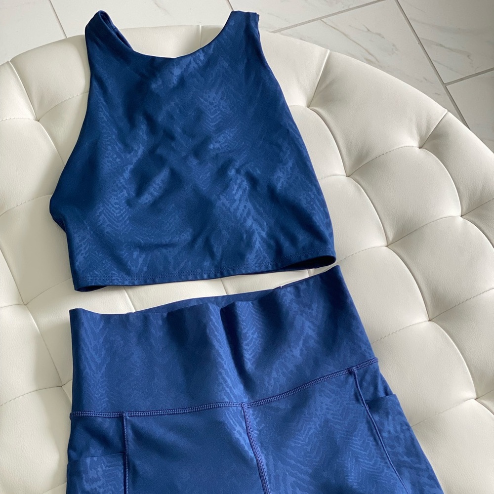 Athleta navy textured set with bra and leggings (with pockets)